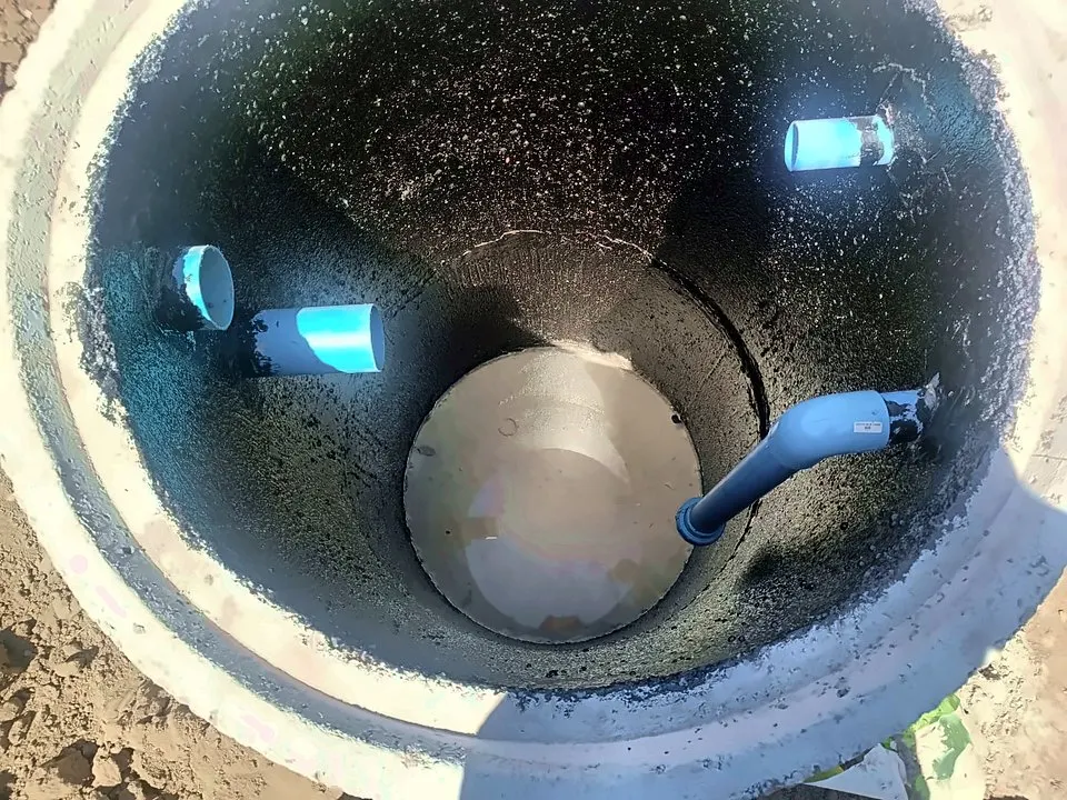 Interior de una cámara de inspección de alcantarillado con sus tuberías