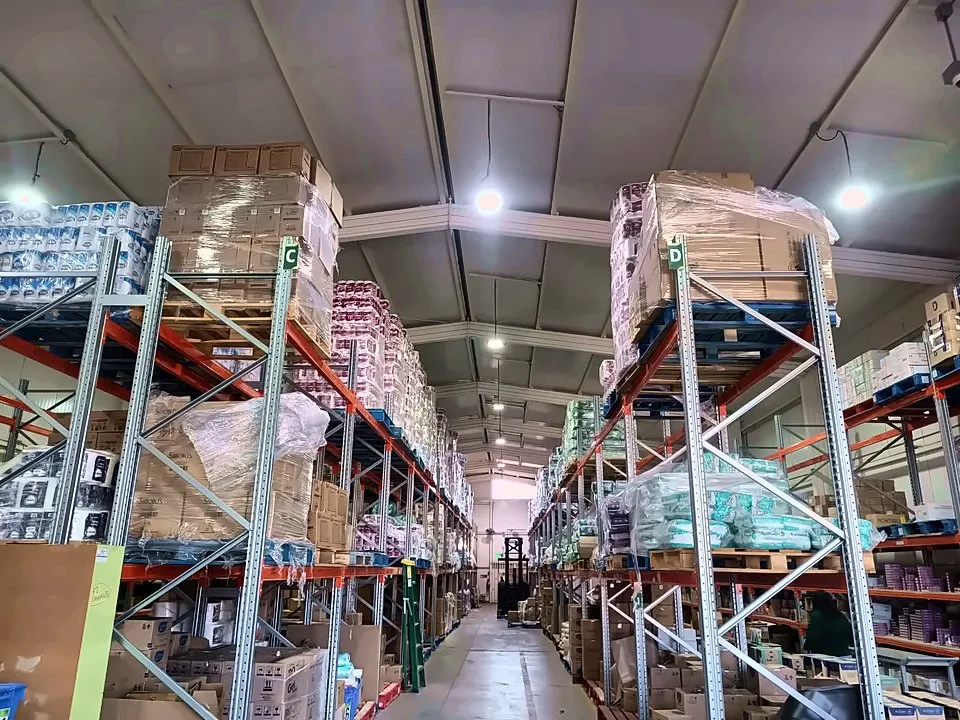 Interior de una bodega con racks de almacenaje