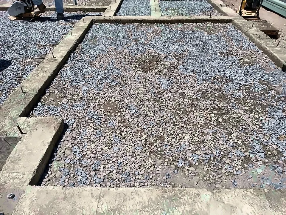 Base de grava y moldaje preparados para un radier