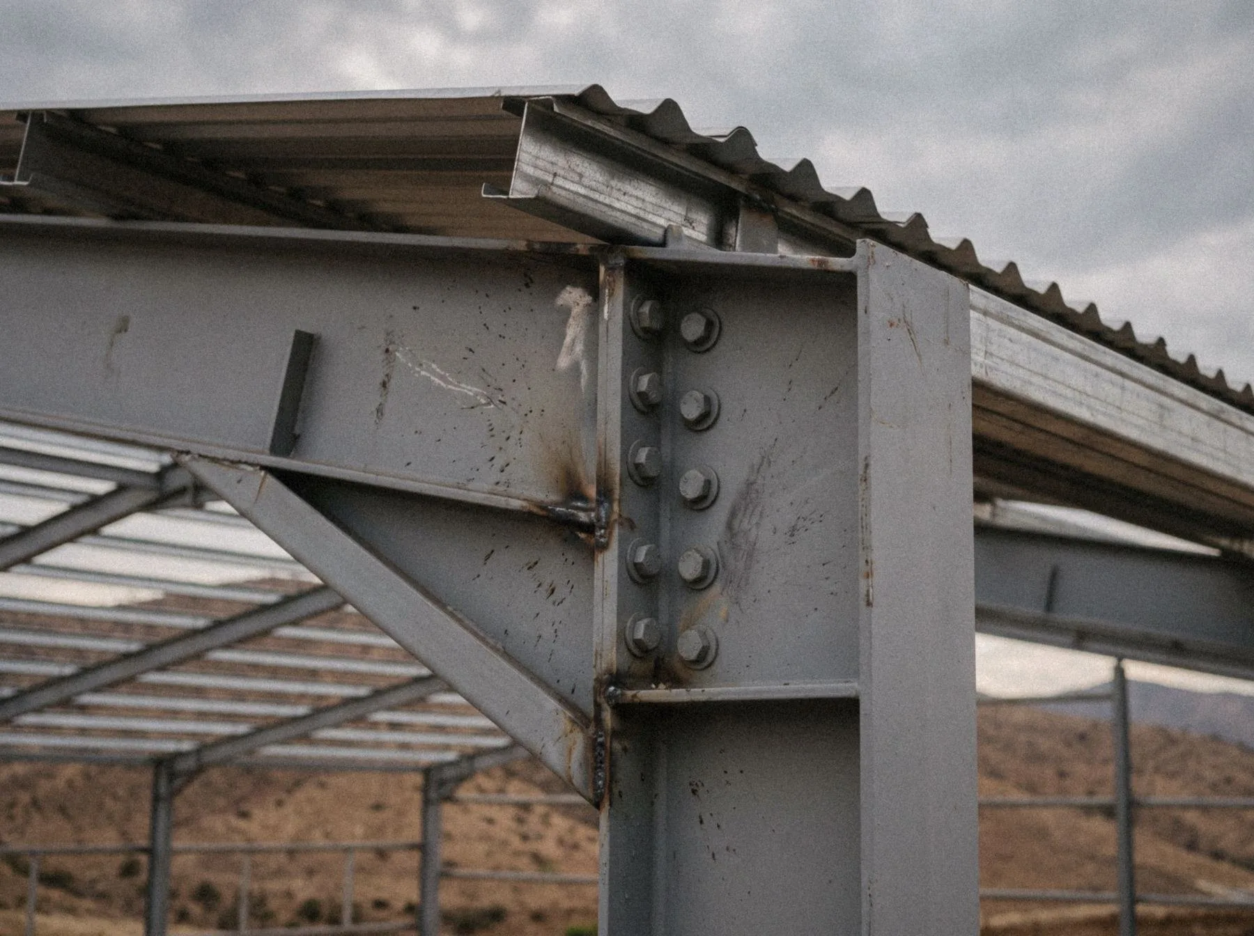 Detalle de una unión apernada entre pilar y vigas de una estructura metálica